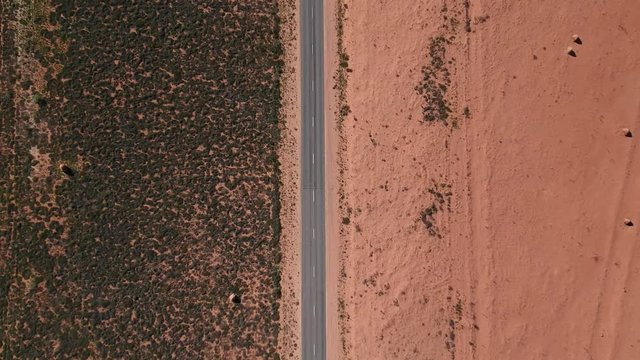 Luftaufnahme einer Fernverkehrsstra&szlig;e im australischen Outback