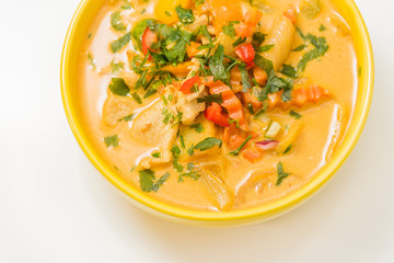 Suppe in einer gelben Schüssel mit leckeren und gesundes Essen