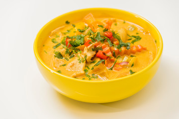 Suppe in einer gelben Schüssel mit leckeren und gesundes Essen
