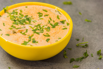 Suppe in einer gelben Schüssel mit leckeren und gesundes Essen