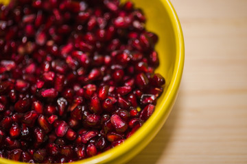 Granatapfelsamen in einer Schale