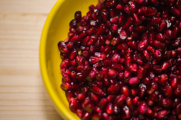 Granatapfelsamen in einer Schale