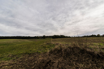 Fototapeta premium Landschaft mit grauen Wolken