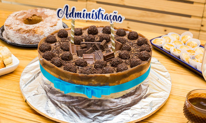 Bolo enfeitado para turma graduanda em administra&ccedil;&atilde;o