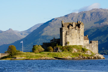 Fototapeta premium Eilean Donan Castle in the sun