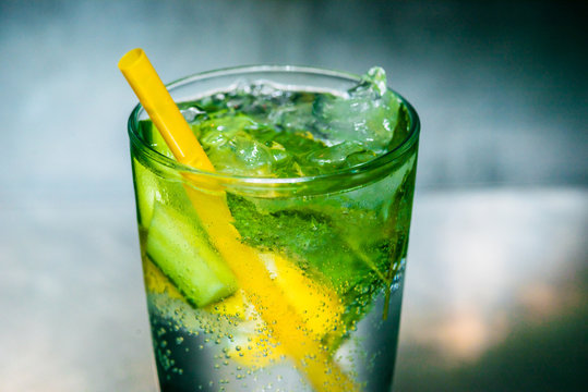 Erfrischendes Getr&auml;nk mit Zitrone Minze und Eis