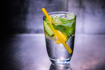 Erfrischendes Getränk mit Zitrone Minze und Eis