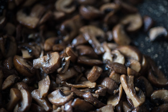 Pilze in der Pfanne gebraten oder garen
