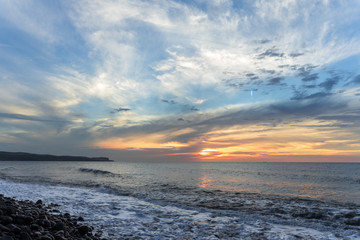 ciel bleu, nuages et coucher de soleil