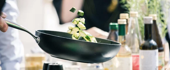 Fototapete Kochen Köche bei der Arbeit in einer Restaurantküche, die leckeres Essen zubereitet