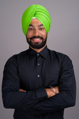 Obraz premium Young Indian Sikh businessman wearing green turban