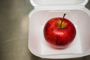 Apfel in Styropor Verpackung