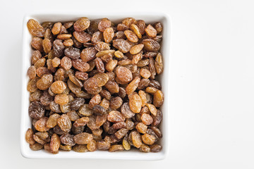 uva passa ciotola quadrata fondo bianco