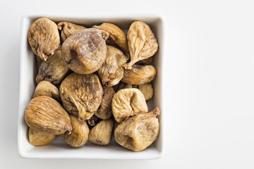 fichi ciotola quadrata fondo bianco