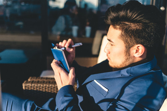 メモをとる男性