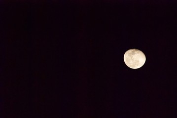 暗闇に浮かぶ満月