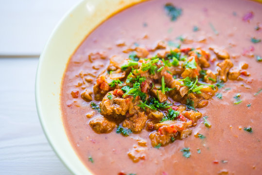 Gulaschsuppe mit Fleischst&uuml;cken in roter Tomaten sauce