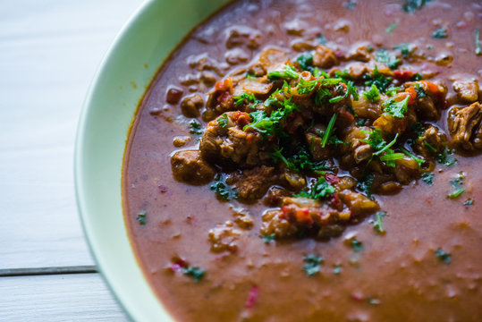 Gulaschsuppe mit Fleischst&uuml;cken in roter Tomaten sauce