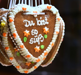 Braunes, mit Zuckerguss umrandetes Lebkuchenherzen mit dem Schriftzug 