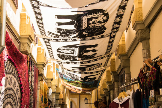 Alfombras cubriendo un mercado zoco en Granada