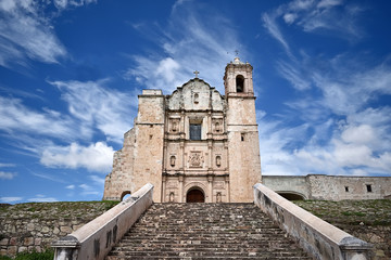 Fototapeta na wymiar Iglesia entre nubes