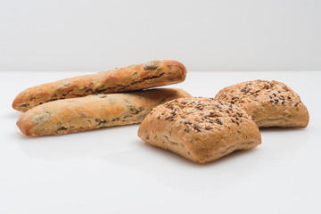 pane speciale italiano alle olive e ai semi vari su fondo bianco fronte