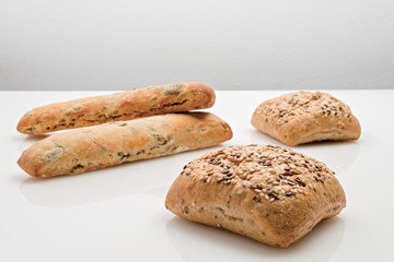 pane speciale italiano alle olive e ai semi vari su fondo bianco fronte