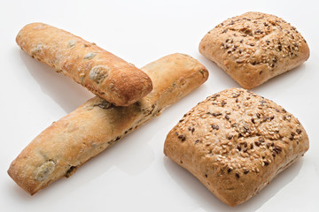 pane speciale italiano alle olive e ai semi vari su fondo bianco dall'alto