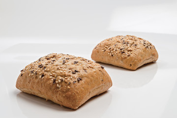 pane speciale italiano ai semi vari su fondo bianco da fronte