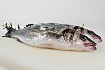 branzini su tagliere sintetico bianco lato