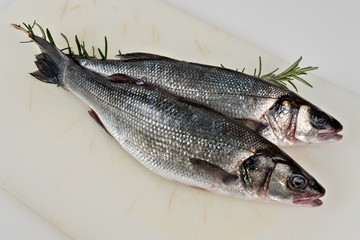 branzini su tagliere sintetico bianco da sopra