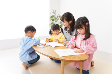 Fototapeta premium 幼稚園・保育園・こども園で笑顔で楽しく遊ぶ児童と先生