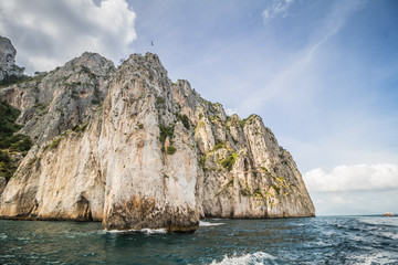Bei einer Umrundung der Insel Capri mit einem Boot eröffnen sich die schönsten Perspektiven auf...