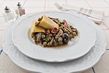 moscardino al pomodoro con piselli con pastai e olive nere