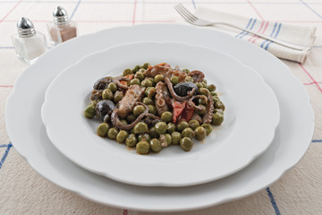 moscardino al pomodoro con piselli e olive nere