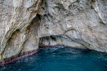 Bei einer Umrundung der Insel Capri mit einem Boot eröffnen sich die schönsten Perspektiven auf...