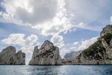 Bei einer Umrundung der Insel Capri mit einem Boot eröffnen sich die schönsten Perspektiven auf...