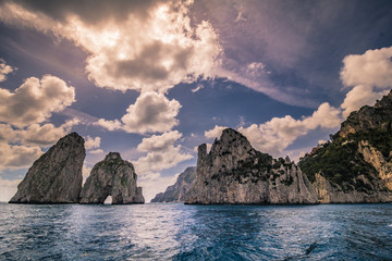 Bei einer Umrundung der Insel Capri mit einem Boot eröffnen sich die schönsten Perspektiven auf...