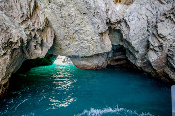 Bei einer Umrundung der Insel Capri mit einem Boot eröffnen sich die schönsten Perspektiven auf...