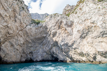 Bei einer Umrundung der Insel Capri mit einem Boot eröffnen sich die schönsten Perspektiven auf...