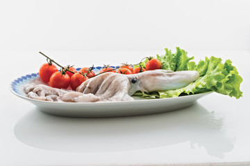 moscardino polpo giovane nel piatto con insalata e pomodorini