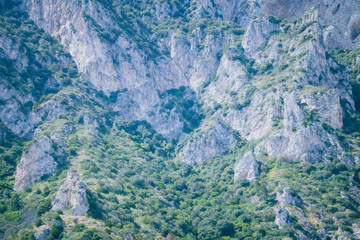 Fototapeta na wymiar Bei einer Umrundung der Insel Capri mit einem Boot eröffnen sich die schönsten Perspektiven auf die Insel. Die bekanntesten Attraktionen der Insel sind die Grotten und die Felsenformationen.