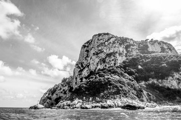 Bei einer Umrundung der Insel Capri mit einem Boot eröffnen sich die schönsten Perspektiven auf...