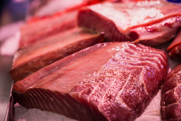 gran loncha de atún fresco del mercado