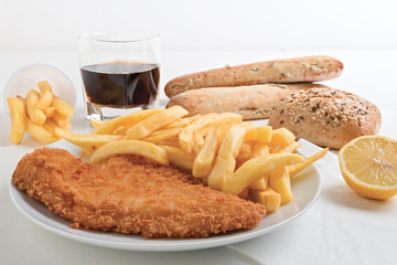 pesce e patatine fritte sopra