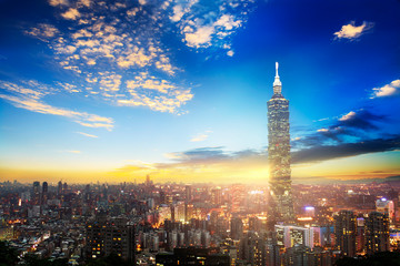 Naklejka premium Scena budynku Taipei 101 i Tajpej Tajwanu 14 grudnia 2017 r. Zdjęcie zostało zrobione ze szczytu Elephant Mountain w Tajpej