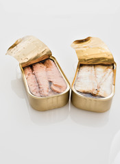 lattine di sgombri e sardine aperte da sopra