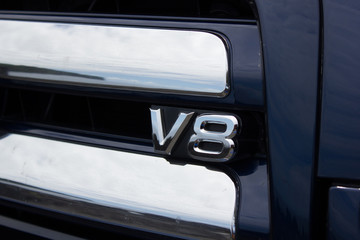 V8 Emblem an einem Kühlergrill eines starken Autos in Amerika