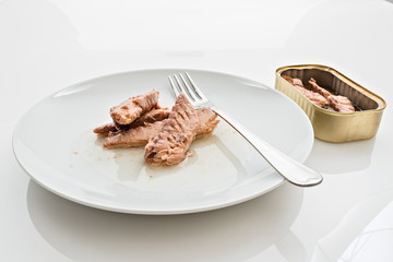 sgombri nel piatto con scatola dal basso