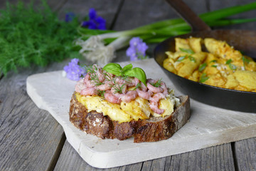 Krabbenrührei auf Brot